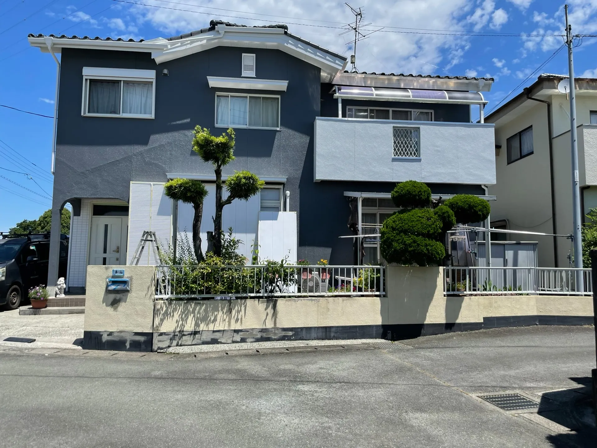 熊本市北区H様邸｜雨漏り修繕・屋根塗装・外壁塗装工事｜雨漏りと地震による外壁のひび割れを解消グレーのツートンカラーで美しく一新
